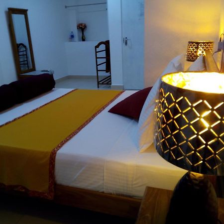 Ocean Pebbles Apartment Dehiwala-Mount Lavinia Bagian luar foto