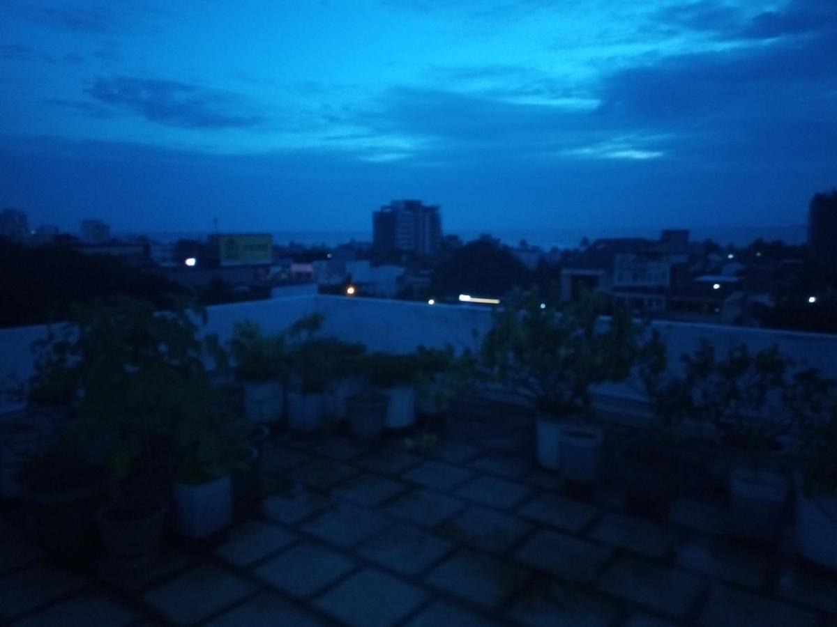 Ocean Pebbles Apartment Dehiwala-Mount Lavinia Bagian luar foto