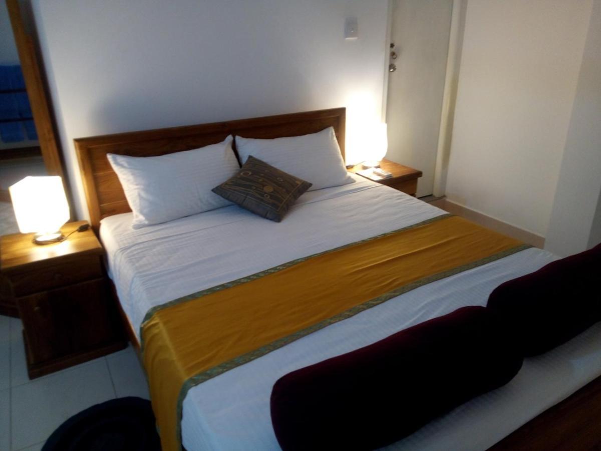 Ocean Pebbles Apartment Dehiwala-Mount Lavinia Bagian luar foto
