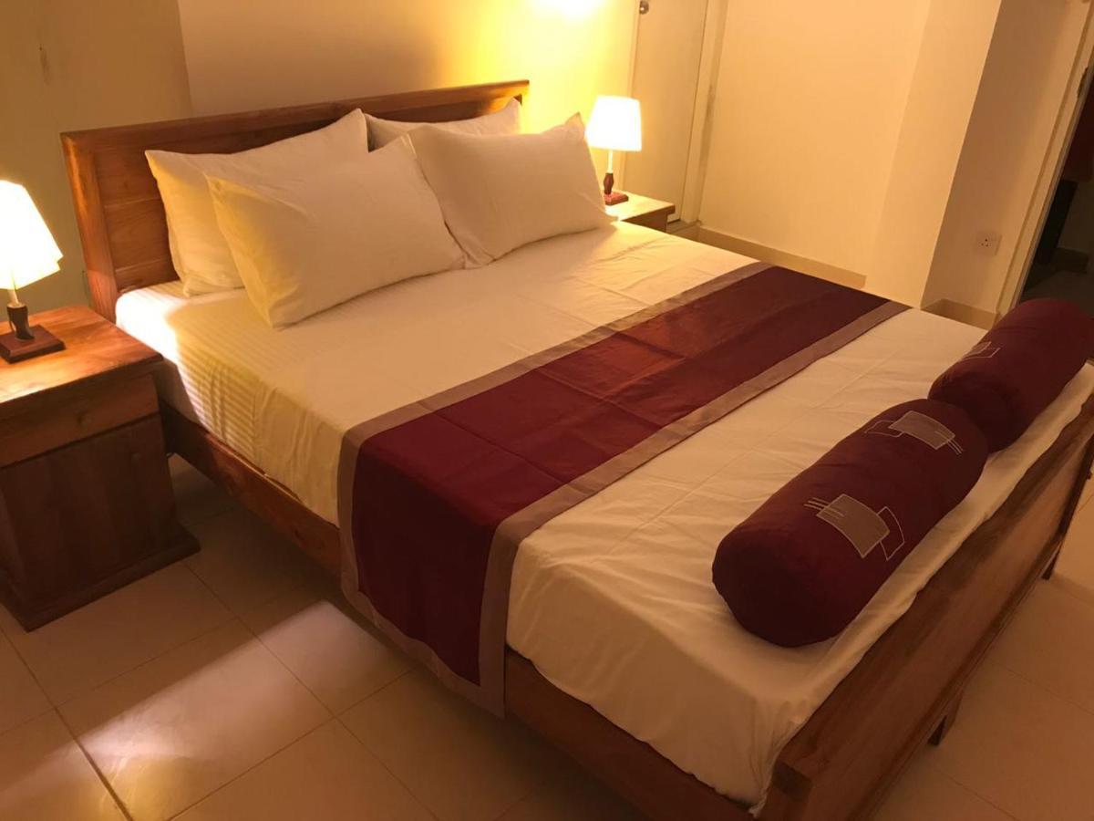 Ocean Pebbles Apartment Dehiwala-Mount Lavinia Bagian luar foto