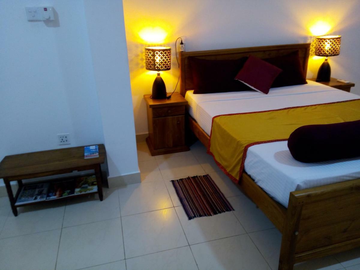 Ocean Pebbles Apartment Dehiwala-Mount Lavinia Bagian luar foto