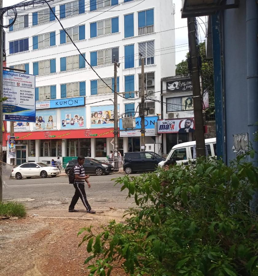 Ocean Pebbles Apartment Dehiwala-Mount Lavinia Bagian luar foto