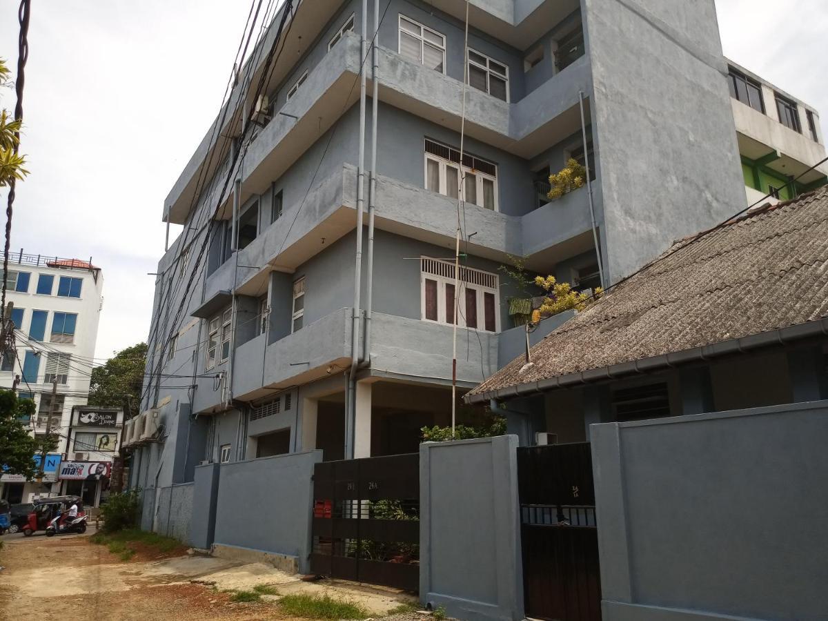 Ocean Pebbles Apartment Dehiwala-Mount Lavinia Bagian luar foto