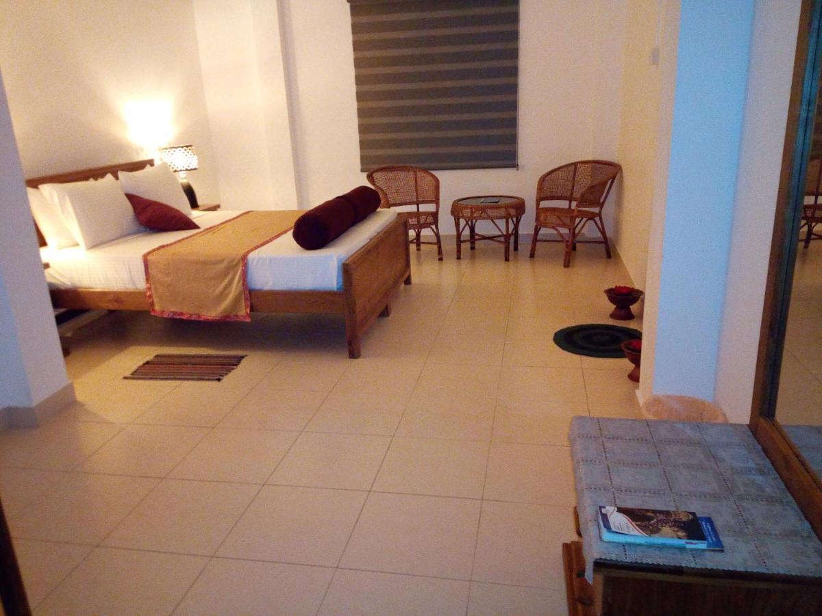Ocean Pebbles Apartment Dehiwala-Mount Lavinia Bagian luar foto