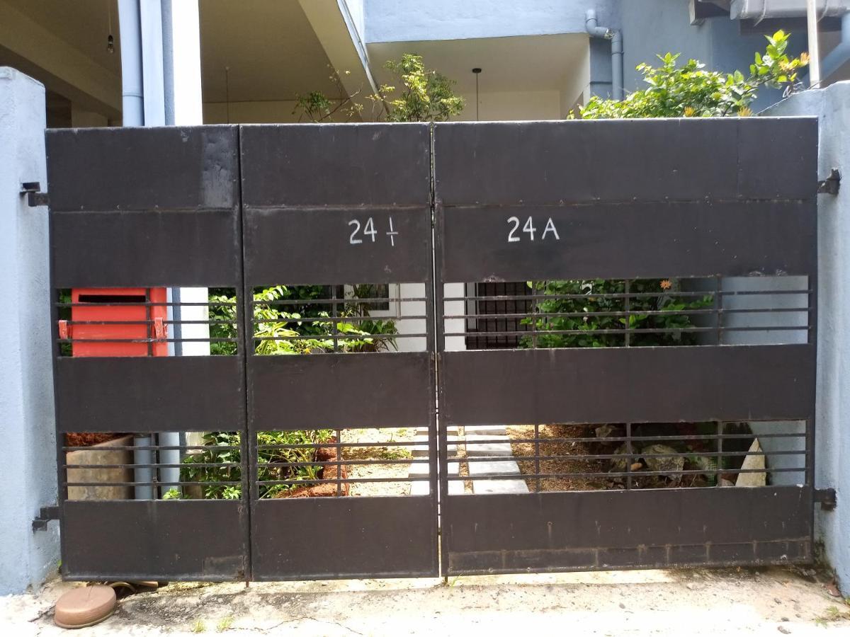 Ocean Pebbles Apartment Dehiwala-Mount Lavinia Bagian luar foto