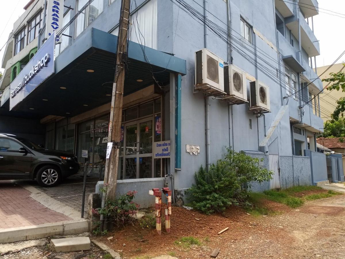 Ocean Pebbles Apartment Dehiwala-Mount Lavinia Bagian luar foto