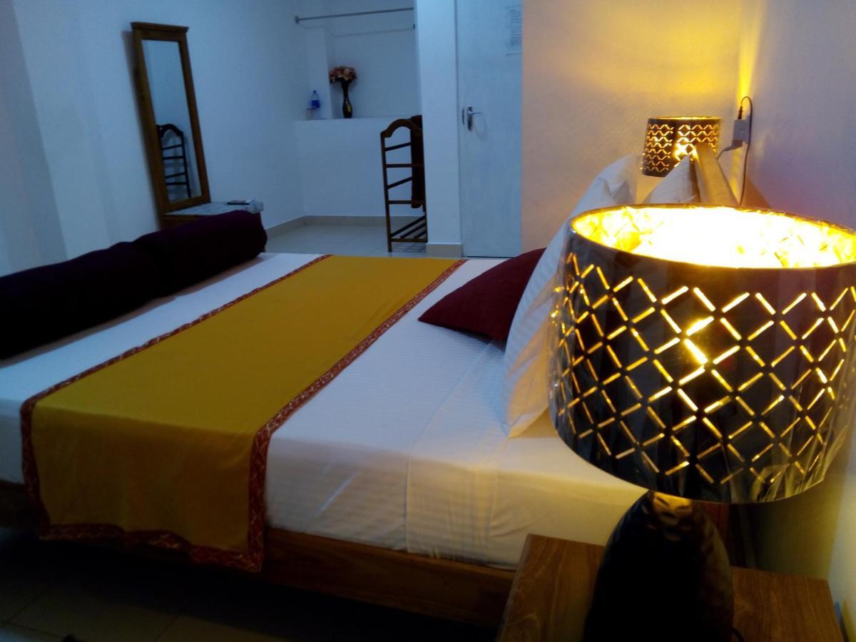 Ocean Pebbles Apartment Dehiwala-Mount Lavinia Bagian luar foto
