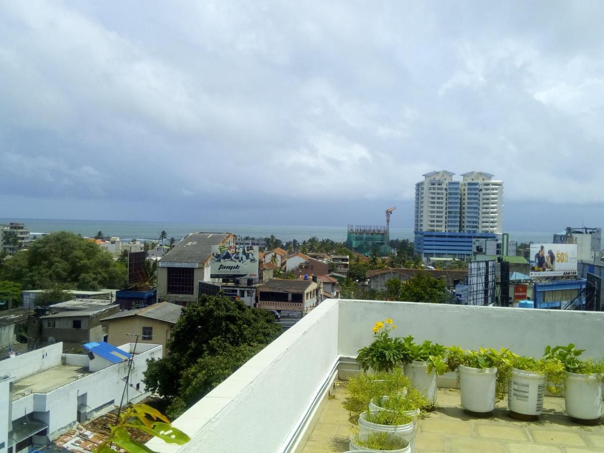 Ocean Pebbles Apartment Dehiwala-Mount Lavinia Bagian luar foto